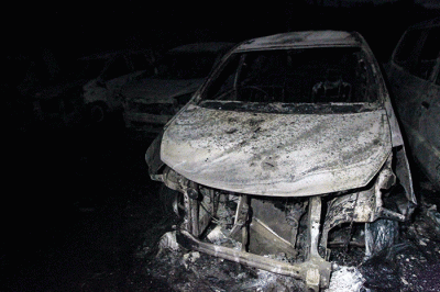 Sejumlah mobil milik warga hangus terbakar akibat kebakaran yang terjadi di Depo Pertamina Plumpang, Jakarta Utara, Sabtu (4/3/2023).