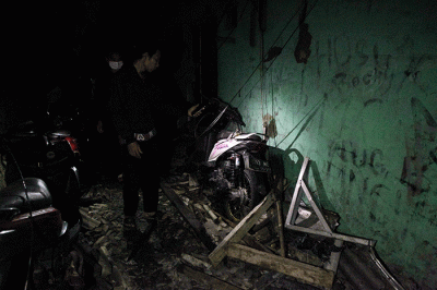 Sejumlah mobil milik warga hangus terbakar akibat kebakaran yang terjadi di Depo Pertamina Plumpang, Jakarta Utara, Sabtu (4/3/2023).