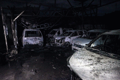 Sejumlah mobil milik warga hangus terbakar akibat kebakaran yang terjadi di Depo Pertamina Plumpang, Jakarta Utara, Sabtu (4/3/2023).