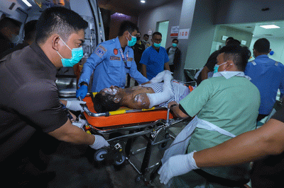 Korban kebakaran Depo Pertamina Plumpang tiba RSUD Koja, Jakarta Utara, Jumat (3/3/2023).