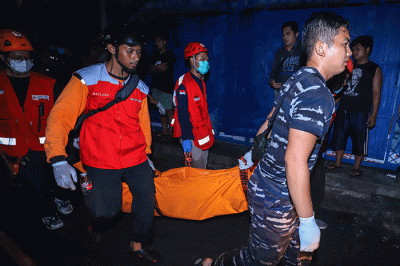 Petugas melakukan penyisiran dan pendinginan pasca kebakaran di Depo Pertamina Plumpang, Jakarta Utara, Jumat (3/3/2023).