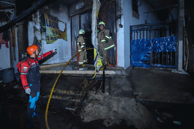 Petugas melakukan penyisiran dan pendinginan pasca kebakaran di Depo Pertamina Plumpang, Jakarta Utara, Jumat (3/3/2023).