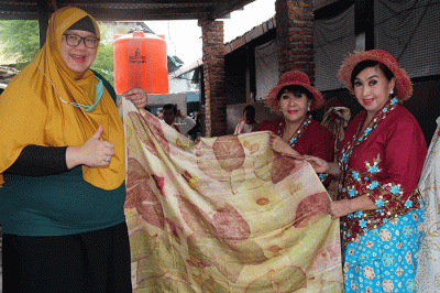 General Manager QNET Indonesia Ganang Rindarko didampingi saudara kembar Sri Rossyati dan Sri Irianingsih meninjau hasil karya siswa sekolah darurat kartini.
