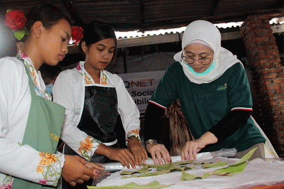General Manager QNET Indonesia Ganang Rindarko didampingi saudara kembar Sri Rossyati dan Sri Irianingsih meninjau hasil karya siswa sekolah darurat kartini.