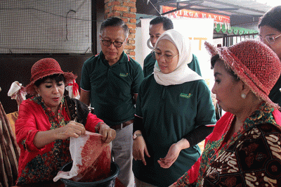 General Manager QNET Indonesia Ganang Rindarko didampingi saudara kembar Sri Rossyati dan Sri Irianingsih meninjau hasil karya siswa sekolah darurat kartini.