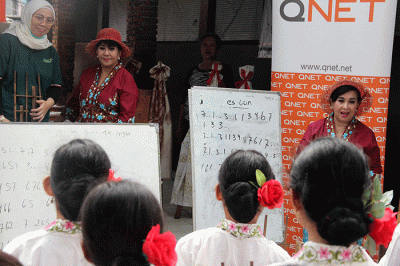 General Manager QNET Indonesia Ganang Rindarko didampingi saudara kembar Sri Rossyati dan Sri Irianingsih meninjau hasil karya siswa sekolah darurat kartini.