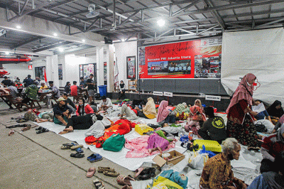 Sejumlah warga mengungsi akibat kebakaran Depo Pertamina Plumpang di halaman Palang Merah Indonesia Jakarta Utara, Sabtu (4/3/2023).