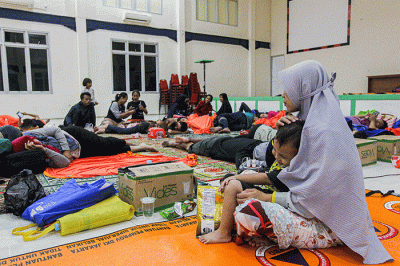 Sejumlah warga mengungsi akibat kebakaran Depo Pertamina Plumpang di halaman Palang Merah Indonesia Jakarta Utara, Sabtu (4/3/2023).
