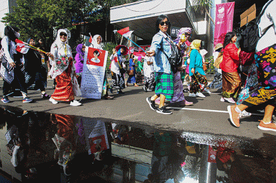 Puluhan warga mengikuti pawai Hari Sarung Nasional di Car Free Day (CFD) Jakarta, Minggu (5/3/2023).