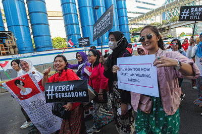 Puluhan warga mengikuti pawai Hari Sarung Nasional di Car Free Day (CFD) Jakarta, Minggu (5/3/2023).
