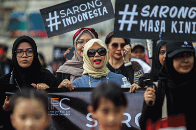 Puluhan warga mengikuti pawai Hari Sarung Nasional di Car Free Day (CFD) Jakarta, Minggu (5/3/2023).