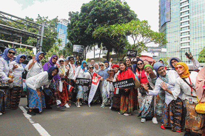Puluhan warga mengikuti pawai Hari Sarung Nasional di Car Free Day (CFD) Jakarta, Minggu (5/3/2023).