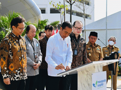 Presiden Joko Widodo meresmikan Mayapada Hospital Bandung yang berlokasi di Jalan Terusan Buah Batu No. 5, Kota Bandung, Jawa Barat, Senin (6/3/2023).
