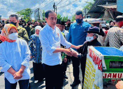 Presiden Joko Widodo kembali mengecek secara langsung harga kebutuhan pokok di pasar. Kali ini Presiden mengunjungi Pasar Baleendah, Kabupaten Bandung.