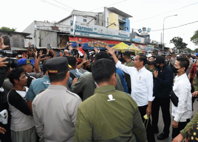 Presiden Joko Widodo kembali mengecek secara langsung harga kebutuhan pokok di pasar. Kali ini Presiden mengunjungi Pasar Baleendah, Kabupaten Bandung.