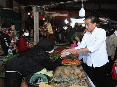 Presiden Joko Widodo kembali mengecek secara langsung harga kebutuhan pokok di pasar. Kali ini Presiden mengunjungi Pasar Baleendah, Kabupaten Bandung.