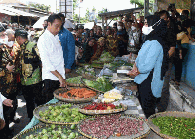 Presiden Joko Widodo kembali mengecek secara langsung harga kebutuhan pokok di pasar. Kali ini Presiden mengunjungi Pasar Baleendah, Kabupaten Bandung.