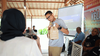 Menparekraf Sandiaga Salahuddin Uno saat menghadiri program Kelana Nusantara di Mandalika, Lombok Tengah, Minggu (5/3/2023).
