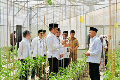 Presiden Joko Widodo meninjau Koperasi Pondok Pesantren (Kopontren) Al-Ittifaq di Kabupaten Bandung, Jawa Barat, Senin (6/3/2023).