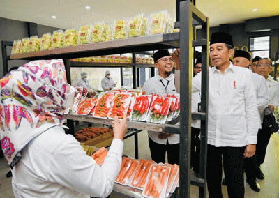 Presiden Joko Widodo meninjau Koperasi Pondok Pesantren (Kopontren) Al-Ittifaq di Kabupaten Bandung, Jawa Barat, Senin (6/3/2023).