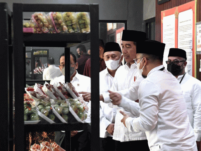 Presiden Joko Widodo meninjau Koperasi Pondok Pesantren (Kopontren) Al-Ittifaq di Kabupaten Bandung, Jawa Barat, Senin (6/3/2023).