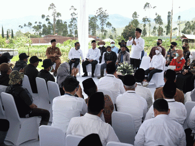 Presiden Joko Widodo meninjau Koperasi Pondok Pesantren (Kopontren) Al-Ittifaq di Kabupaten Bandung, Jawa Barat, Senin (6/3/2023).