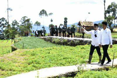Presiden Joko Widodo meninjau Koperasi Pondok Pesantren (Kopontren) Al-Ittifaq di Kabupaten Bandung, Jawa Barat, Senin (6/3/2023).