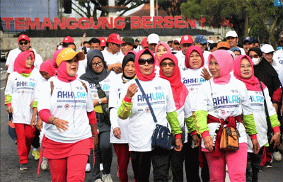 Jalan Sehat Bersama BUMN 2023 di Kampoeng Rawa, Ambarawa, Kabupaten Semarang, Jawa Tengah, Minggu (5/3/2023).