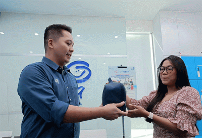 Branch Manager Asuransi Astra, Daniel Febrian Hanindiya memberikan safety kit kepada pelanggan yang berhasil melakukan renewal polis asuransi.