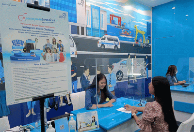 Branch Manager Asuransi Astra, Daniel Febrian Hanindiya memberikan safety kit kepada pelanggan yang berhasil melakukan renewal polis asuransi.