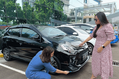 Branch Manager Asuransi Astra, Daniel Febrian Hanindiya memberikan safety kit kepada pelanggan yang berhasil melakukan renewal polis asuransi.