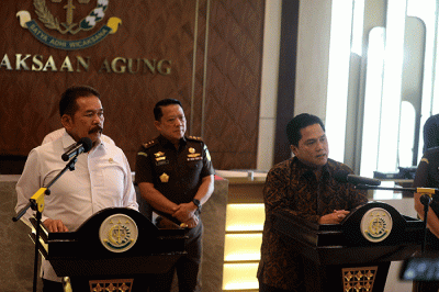 Menteri Badan Usaha Milik Negara (BUMN) Erick Thohir (kanan) dan Jaksa Agung ST Burhanuddin memberikan keterangan saat konferensi pers di Kejaksaan Agung.