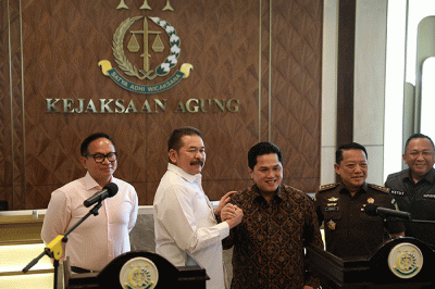 Menteri Badan Usaha Milik Negara (BUMN) Erick Thohir (kanan) dan Jaksa Agung ST Burhanuddin memberikan keterangan saat konferensi pers di Kejaksaan Agung.