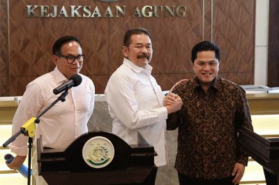 Menteri Badan Usaha Milik Negara (BUMN) Erick Thohir (kanan) dan Jaksa Agung ST Burhanuddin memberikan keterangan saat konferensi pers di Kejaksaan Agung.