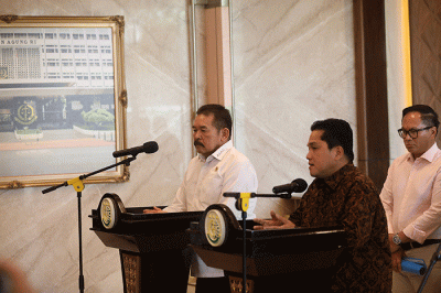 Menteri Badan Usaha Milik Negara (BUMN) Erick Thohir (kanan) dan Jaksa Agung ST Burhanuddin memberikan keterangan saat konferensi pers di Kejaksaan Agung.