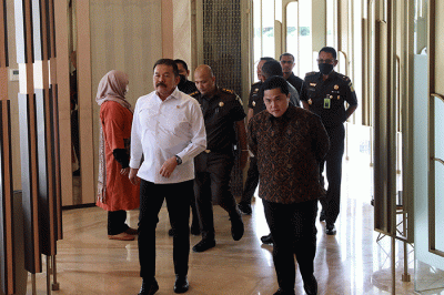 Menteri Badan Usaha Milik Negara (BUMN) Erick Thohir (kanan) dan Jaksa Agung ST Burhanuddin memberikan keterangan saat konferensi pers di Kejaksaan Agung.