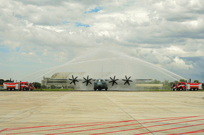 Pesawat C-130J Super Hercules A-1339 Super Hercules menjalani prosesi water salute setibanya di Lanud Halim Perdanakusuma, Jakarta Timur, Senin (6/3/2023).