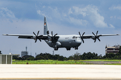 Pesawat C-130J Super Hercules A-1339 Super Hercules menjalani prosesi water salute setibanya di Lanud Halim Perdanakusuma, Jakarta Timur, Senin (6/3/2023).