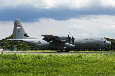 Pesawat C-130J Super Hercules A-1339 Super Hercules menjalani prosesi water salute setibanya di Lanud Halim Perdanakusuma, Jakarta Timur, Senin (6/3/2023).