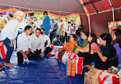 Presiden Joko Widodo meninjau langsung posko pengungsian korban kebakaran Terminal Bahan Bakar Minyak (TBBM) Pertamina Plumpang.