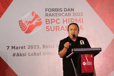 Wakil Gubernur Jawa Timur Emil Elestianto Dardak menyampaikan paparannya saat menghadiri Forum Bisnis yang digelar oleh  BPC HIPMI Surabaya.