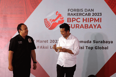 Wakil Gubernur Jawa Timur Emil Elestianto Dardak menyampaikan paparannya saat menghadiri Forum Bisnis yang digelar oleh  BPC HIPMI Surabaya.