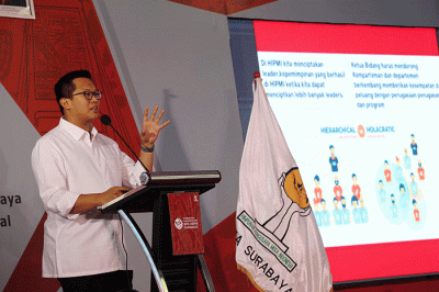 Wakil Gubernur Jawa Timur Emil Elestianto Dardak menyampaikan paparannya saat menghadiri Forum Bisnis yang digelar oleh  BPC HIPMI Surabaya.