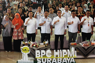 Wakil Gubernur Jawa Timur Emil Elestianto Dardak menyampaikan paparannya saat menghadiri Forum Bisnis yang digelar oleh  BPC HIPMI Surabaya.