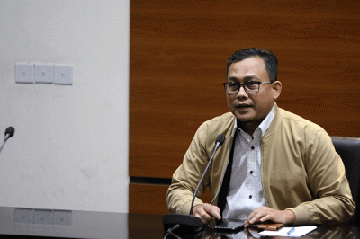 Juru bicara Komisi Pemberantasan Korupsi (KPK) Ali Fikri saat memberikan keterangan pers di Gedung KPK, Jakarta, Selasa  (7/3/2023).