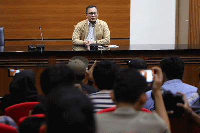Juru bicara Komisi Pemberantasan Korupsi (KPK) Ali Fikri saat memberikan keterangan pers di Gedung KPK, Jakarta, Selasa  (7/3/2023).