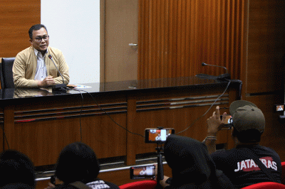 Juru bicara Komisi Pemberantasan Korupsi (KPK) Ali Fikri saat memberikan keterangan pers di Gedung KPK, Jakarta, Selasa  (7/3/2023).