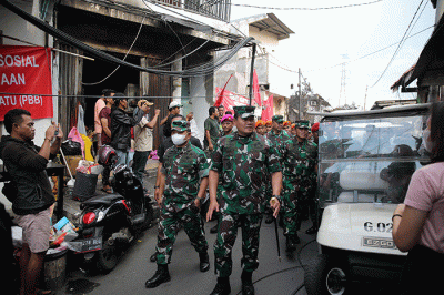 Panglima TNI Laksamana TNI Yudo Margono (tengah) beserta jajarannya meninjau lokasi permukiman yang terdampak kebakaran Depo Pertamina Plumpang.