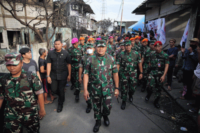 Panglima TNI Laksamana TNI Yudo Margono (tengah) beserta jajarannya meninjau lokasi permukiman yang terdampak kebakaran Depo Pertamina Plumpang.