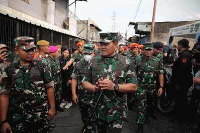 Panglima TNI Laksamana TNI Yudo Margono (tengah) beserta jajarannya meninjau lokasi permukiman yang terdampak kebakaran Depo Pertamina Plumpang.